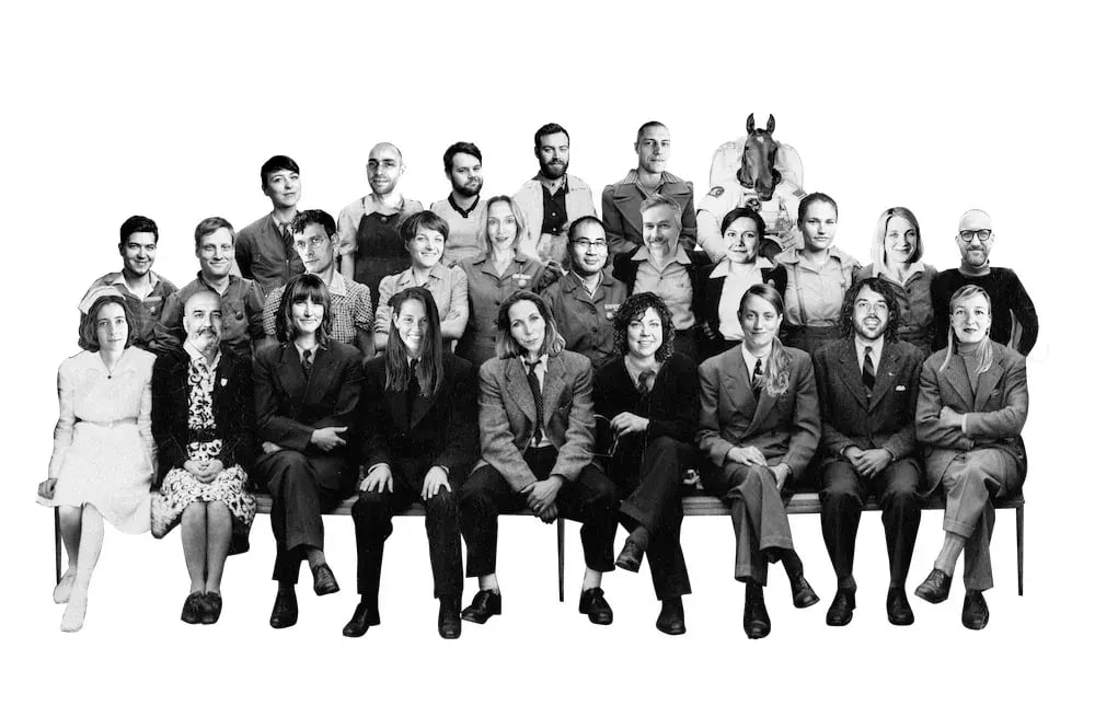 Team-Foto von Dark Horse, die Köpfe sind montiert in ein jahrhundertealtes Gruppenfoto.
