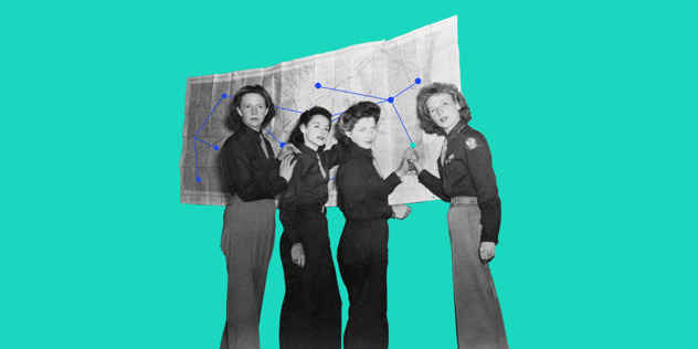Vier Frauen in Kleidung der 1940er-Jahre stehen vor einer aufgehängten Landkarte; darüber liegt ein Netz aus blauen Punkten und Verbindungslinien