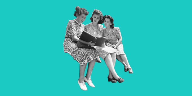 Collage vor türkisem Grund: drei Frauen in Kleidern der 1940er sitzen nebeneinander und lesen gemeinsam in einem großen Buch