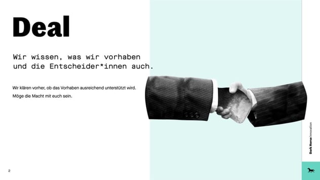 Prinzip „Deal“: Wir wissen, was wir vorhaben, und die Entscheider*innen auch – vorab klären, ob das Vorhaben ausreichend unterstützt wird; daneben zwei Anzugärmel beim Handschlag