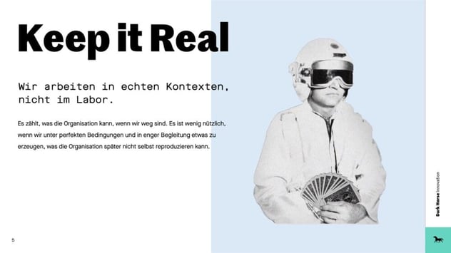 Prinzip „Keep it Real“: Arbeit in echten Kontexten statt im Labor – es zählt, was die Organisation kann, wenn die Begleitung weg ist; daneben eine Person im weißen Anzug mit Schutzbrille und aufgefächerten Spielkarten