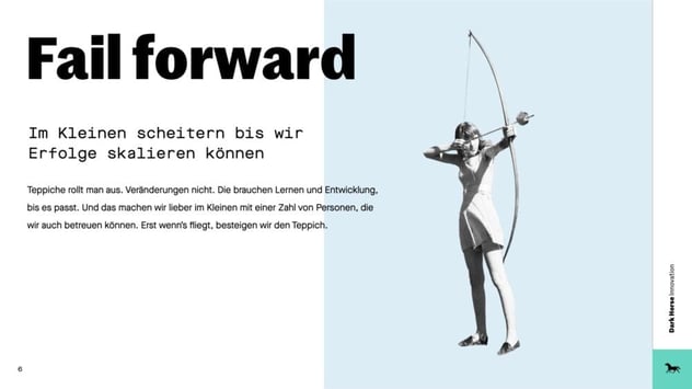 Prinzip „Fail forward“: im Kleinen scheitern, bis sich Erfolge skalieren lassen – Veränderung braucht Lernen statt Ausrollen; daneben eine Bogenschützin im Anschlag