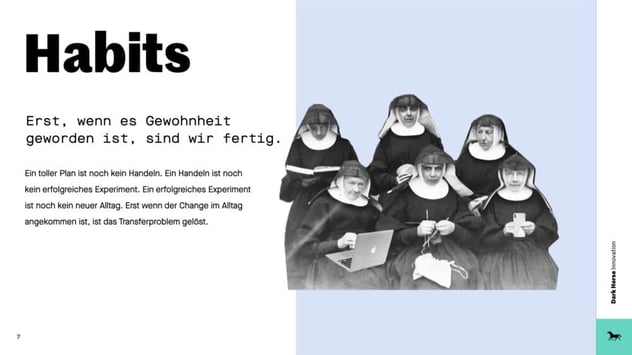 Prinzip „Habits“: erst wenn die Veränderung Gewohnheit im Alltag ist, ist das Transferproblem gelöst; daneben eine Gruppe Nonnen mit Laptop, Strickzeug und Smartphones