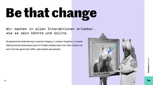 Prinzip „Be that change“: die gewünschte Veränderung schon im Projekt durch das eigene Vorgehen und die eigene Haltung erlebbar machen; daneben ein Pony, das sich selbst als Einhorn malt