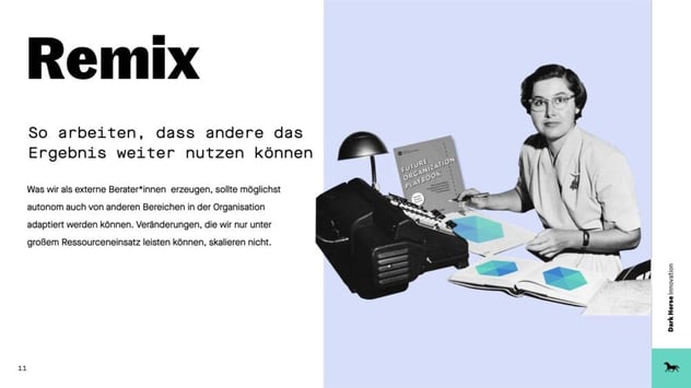 Prinzip „Remix“: so arbeiten, dass andere Bereiche das Ergebnis autonom weiternutzen können – Veränderung mit hohem Ressourceneinsatz skaliert nicht; daneben eine Frau an der Schreibmaschine mit einem „Future Organization Playbook“