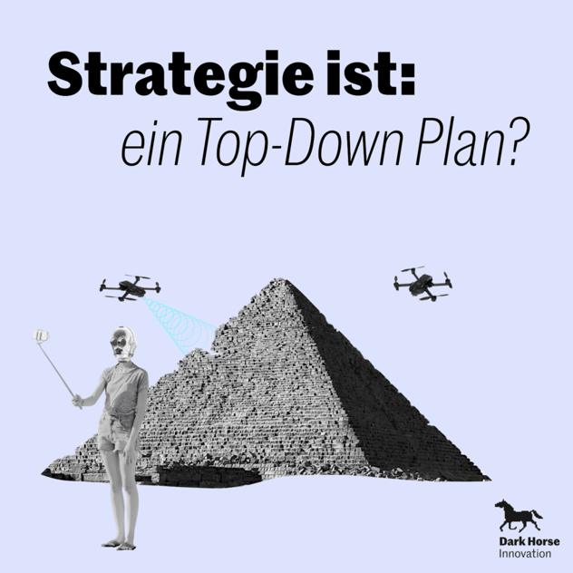 Kachel „Strategie ist: ein Top-Down Plan?" mit Pyramide, zwei Drohnen und einer Person mit Selfiestick davor