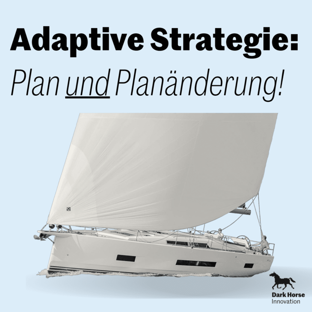 Kachel „Adaptive Strategie: Plan und Planänderung!" mit einer Segelyacht unter vollem Segel in Schräglage