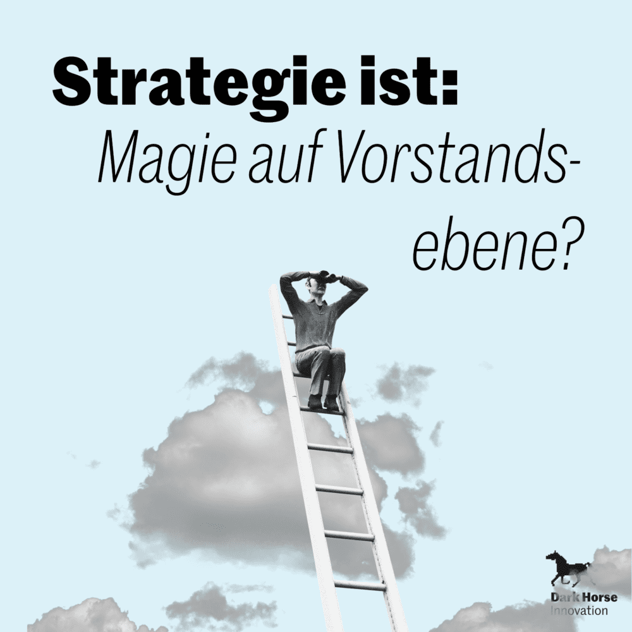 Kachel „Strategie ist: Magie auf Vorstandsebene?" mit einem Mann, der oben auf einer Leiter in den Wolken sitzt und Ausschau hält