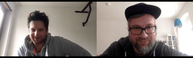 Videocall mit zwei Gesprächspartnern in geteiltem Bild, beide vor hellen Wohnräumen