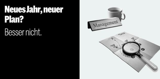 Tischaufsteller mit der Aufschrift „Management“ neben einer Kaffeetasse und einer Landkarte mit Lupe, schwarzweiß