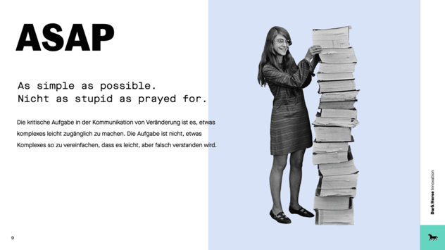Prinzip „ASAP“: as simple as possible, nicht as stupid as prayed for – Komplexes zugänglich machen, ohne es falsch verständlich zu vereinfachen; daneben eine Frau neben einem mannshohen Papierstapel