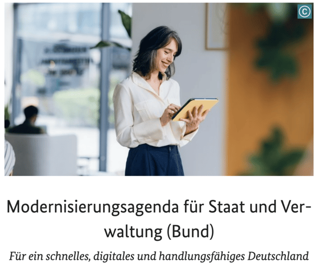 Publikation „Modernisierungsagenda für Staat und Verwaltung (Bund)“ mit dem Untertitel „Für ein schnelles, digitales und handlungsfähiges Deutschland“, darüber eine Frau, die im Büro auf einem Tablet arbeitet