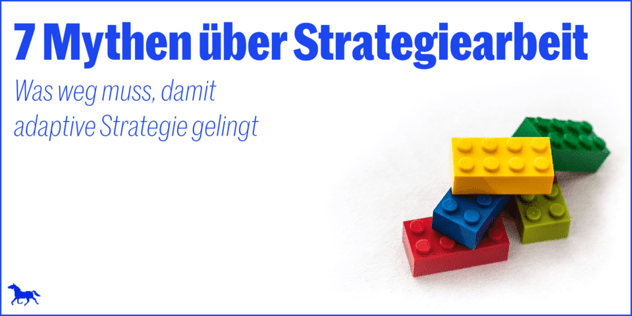 Fünf bunte Legosteine in Rot, Blau, Gelb, Grün und Hellgrün lose übereinandergelegt auf weißem Untergrund
