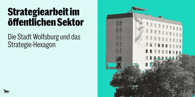Freigestelltes Foto eines mehrstöckigen Verwaltungsgebäudes hinter Baumkronen auf mintfarbenem Hintergrund