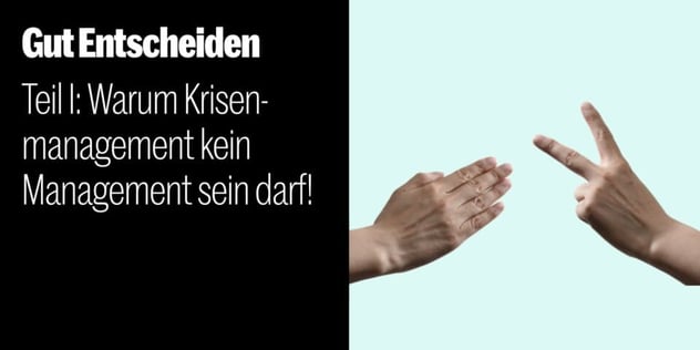 Zwei Hände spielen Schere-Stein-Papier vor mintgrünem Hintergrund, daneben der Reihentitel „Gut Entscheiden, Teil I“
