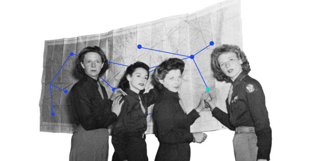 Schwarzweiß-Collage: vier Frauen in Uniformjacken vor einer großen Landkarte, über die ein blaues Netz aus verbundenen Punkten gelegt ist – eine Frau zeigt auf den türkis markierten Knoten