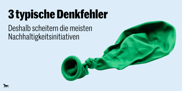 Ein leerer, zugeknoteter grüner Luftballon liegt schlaff auf hellblauem Hintergrund