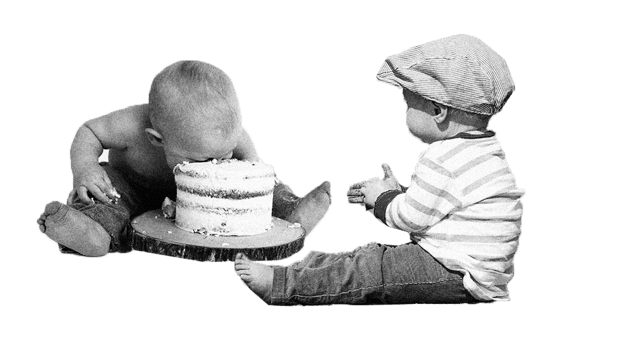 Schwarzweiß-Collage: ein Kleinkind steckt das Gesicht in eine Torte, während das zweite daneben mit leeren Händen zusieht