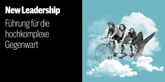Schwarzweiß-Montage: drei lachende Frauen auf einem geflügelten Tandem, das durch einen Wolkenhimmel fährt