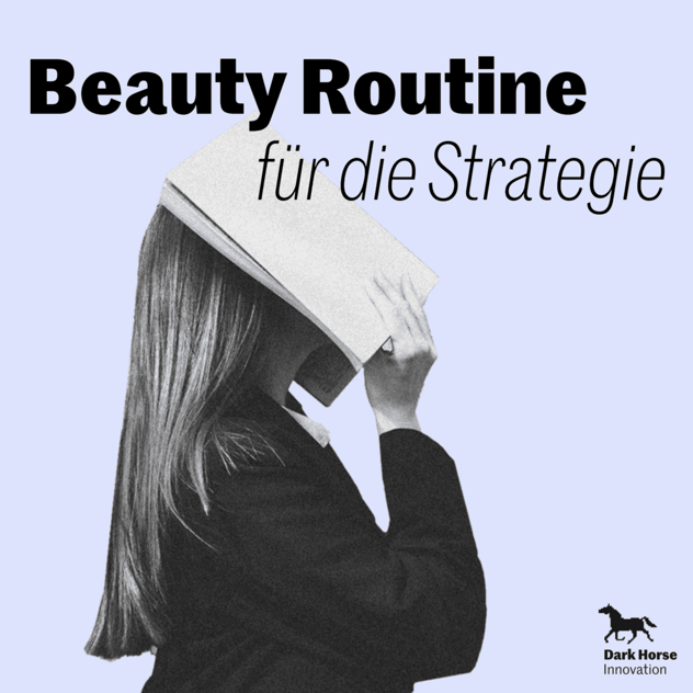 Schwarzweiß-Porträt einer Frau im Anzug, die sich ein aufgeschlagenes Buch vors Gesicht hält, mit dem Titel „Beauty Routine für die Strategie"