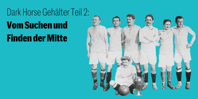 Historisches Mannschaftsfoto: sechs Fußballspieler in weißen Trikots, davor kniet ein Torwart mit Ball und Pokal