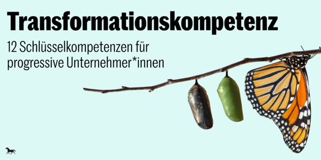 Zweig mit zwei Schmetterlingspuppen und einem frisch geschlüpften Monarchfalter vor mintgrünem Hintergrund