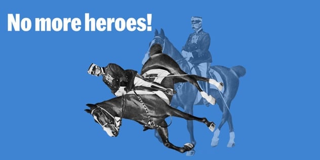 Collage mit dem Schriftzug „No more heroes!": ein historisches Reiterstandbild in Blau, davor ein stürzendes, kopfüber kippendes Pferd in Schwarzweiß