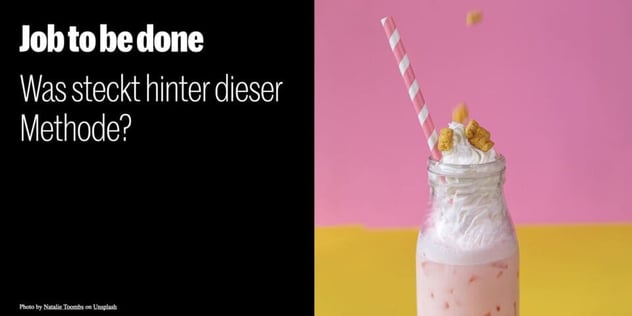 Erdbeer-Milchshake mit Sahnehaube und Papierstrohhalm vor Pink und Gelb; Text: Job to be done – Was steckt hinter dieser Methode?