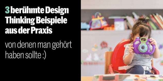 Kleinkind sitzt im Hochstuhl und hält sich eine lila Spielzeugkamera vors Gesicht