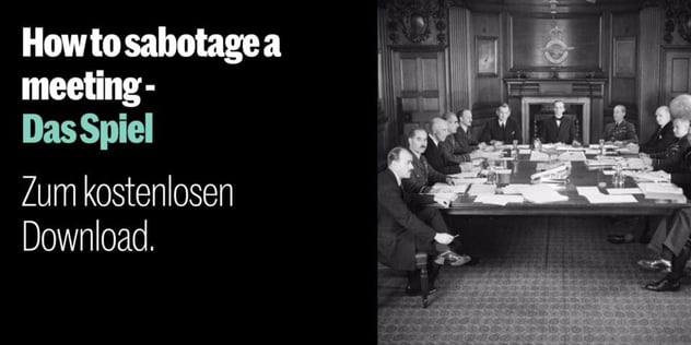 Historische Schwarzweiß-Aufnahme: Männer in Uniform und Anzügen sitzen um einen langen Konferenztisch in einem holzvertäfelten Saal
