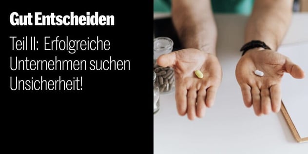 Zwei geöffnete Handflächen, in jeder liegt eine Tablette; Text: Gut Entscheiden – Erfolgreiche Unternehmen suchen Unsicherheit!
