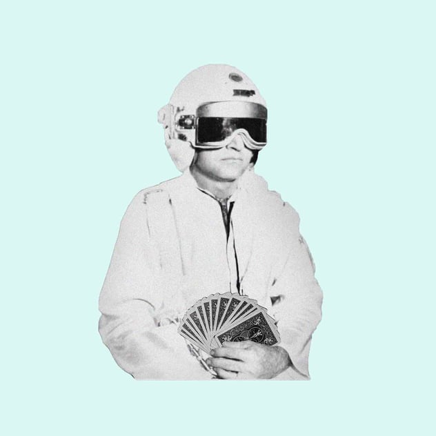 Fotocollage: Mann mit Helm und Fliegerbrille aus einem Zukunftsfilm, der einen Fächer Spielkarten in den Händen hält
