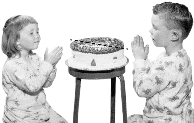 Zwei Kinder knien einander gegenüber vor einer Torte, über die eine gestrichelte Linie als geplante Schnittkante gelegt ist