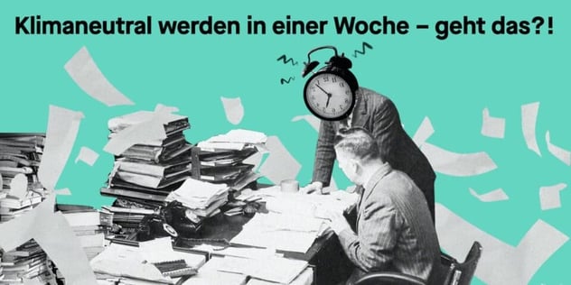 Schwarz-weiß-Foto: Mann sitzt an einem mit Papierstapeln überhäuften Schreibtisch, hinter ihm eine Figur mit Wecker statt Kopf