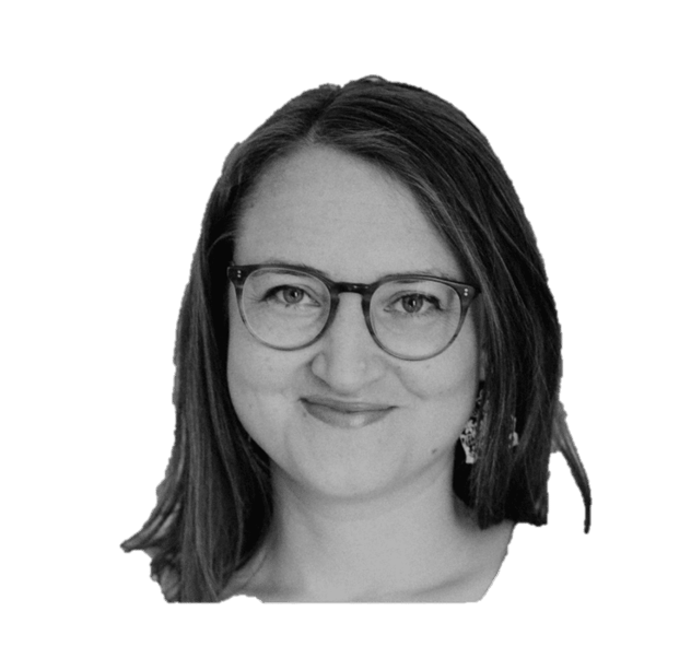 Karoline Mikus, Schwarz-Weiß-Porträt mit Brille und schulterlangem Haar, freigestellt