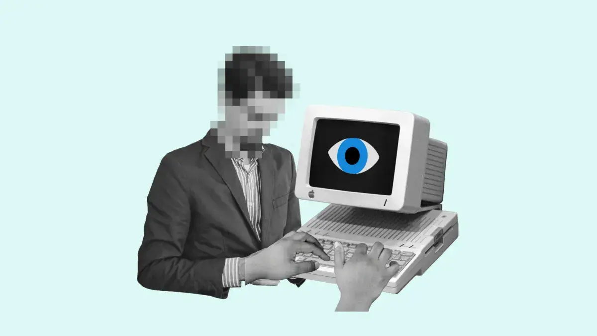 Fotocollage: Mann mit verpixeltem Gesicht tippt an einem Retro-Computer, auf dessen Bildschirm ein Auge erscheint.