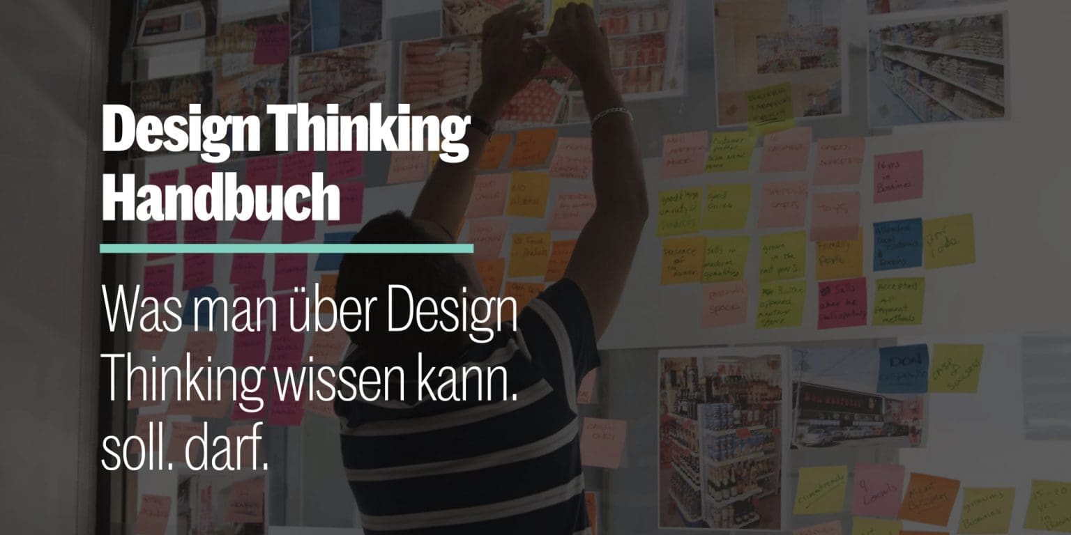 Person heftet farbige Post-its mit Skizzen und Notizen an eine Wand im Design-Thinking-Prozess